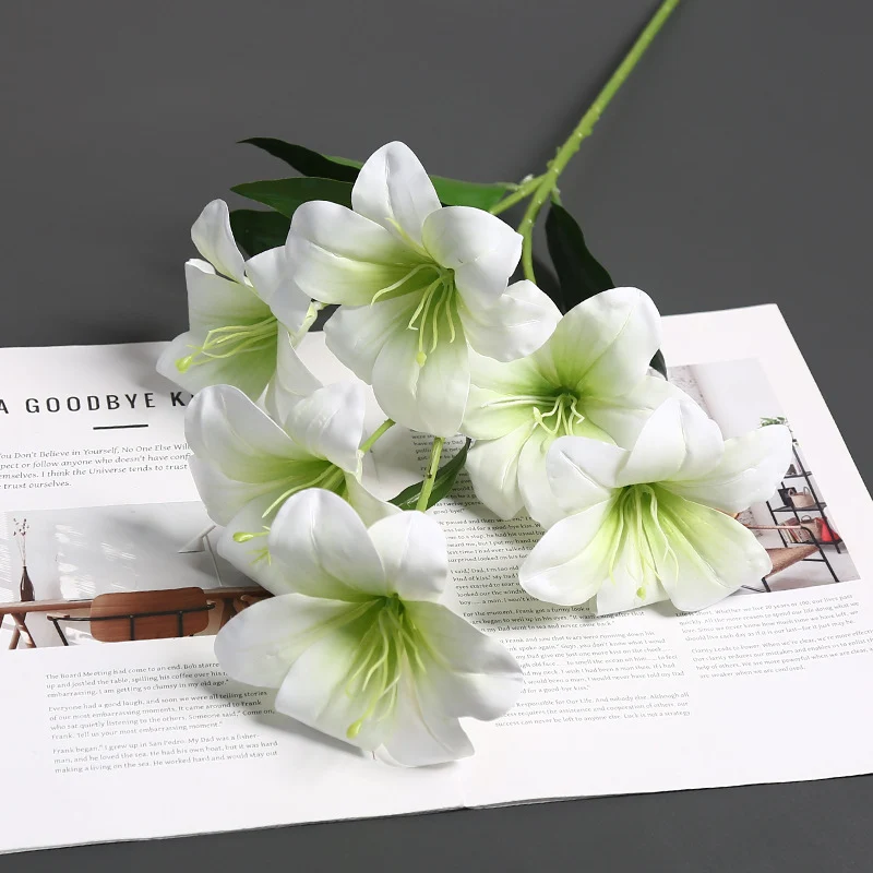 Realistische Seidenblumenstängelanordnung