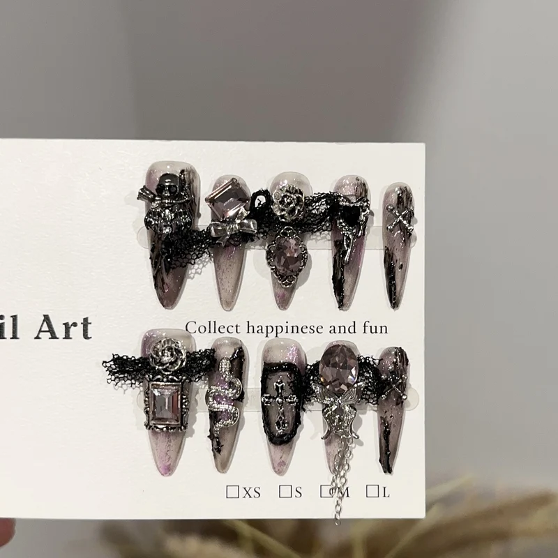 Dekorativer im gotischen Stil gestalteter Press-On-Nagelset