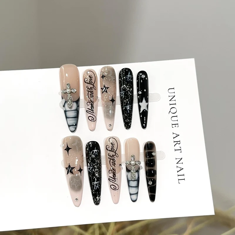 Künstlerische Stiletto Press-On Nagelset mit dekorativen Akzenten