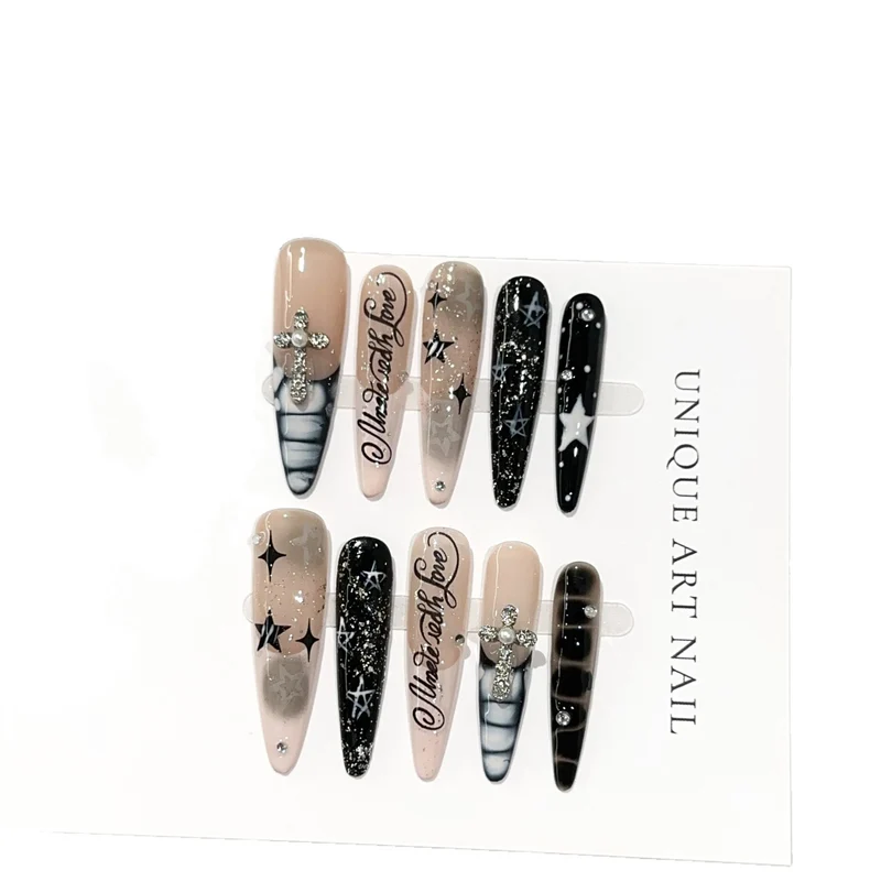 Künstlerische Stiletto Press-On Nagelset mit dekorativen Akzenten