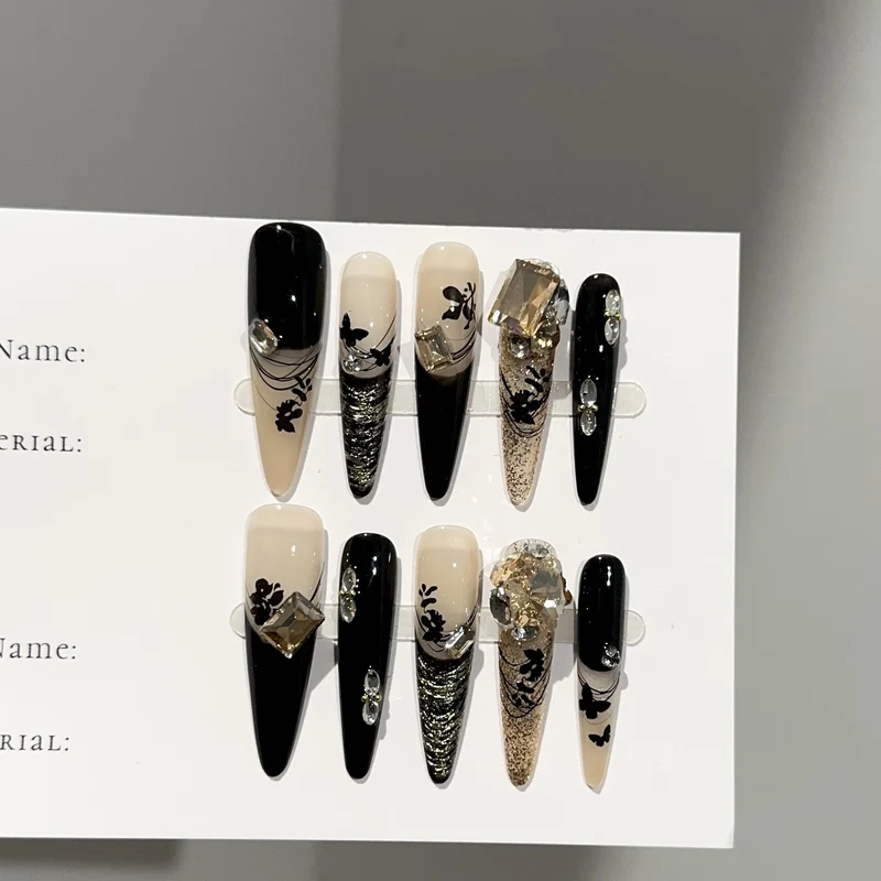 Künstlerisches Statement Press-On Nagelset