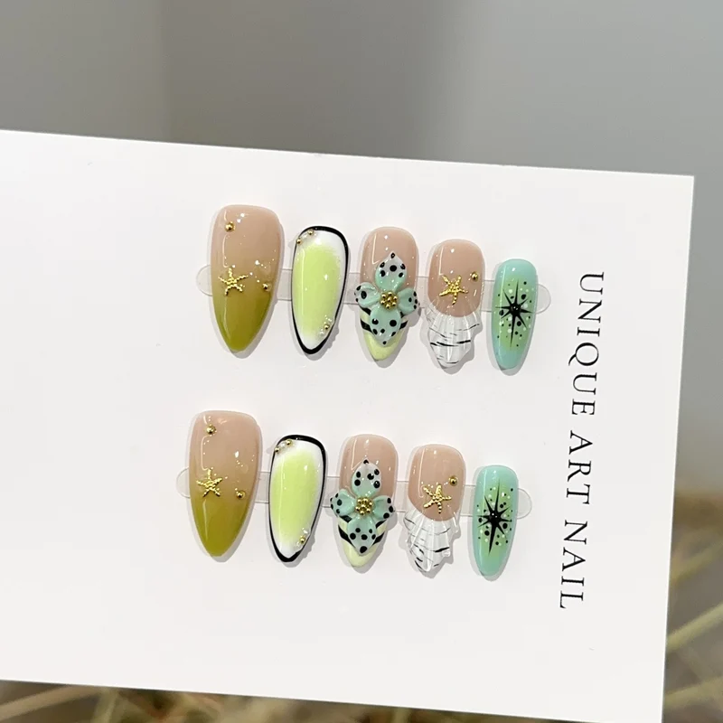 Künstlerisches Press-On-Nagel-Set mit floralen und Edelstein-Akzenten