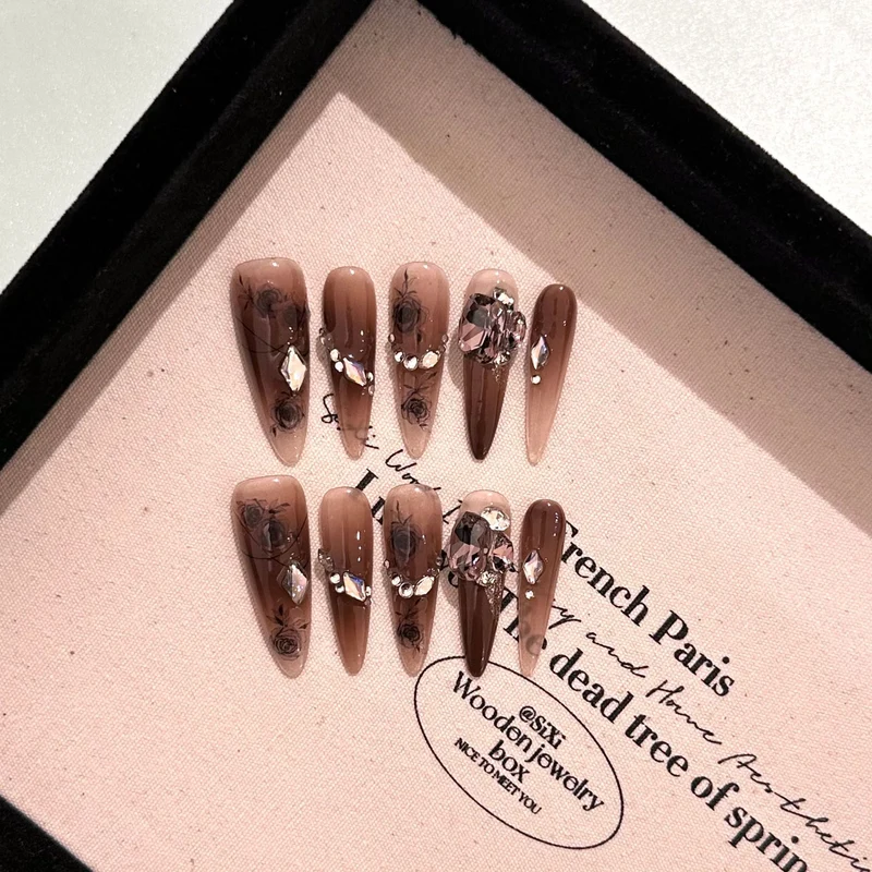 Künstlerisches Press-On Nagelset mit floralen Akzenten
