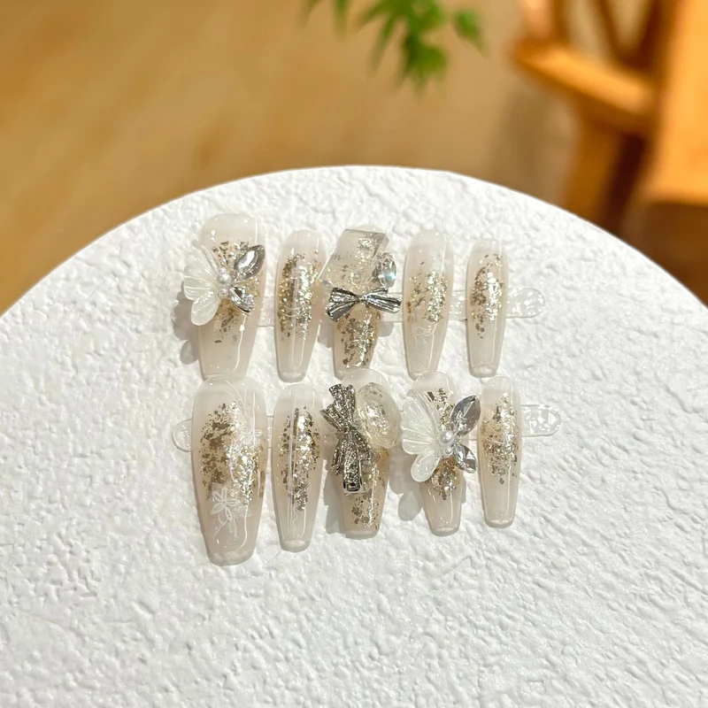 Künstlerisches Press-On Nagelset mit Schmetterling- und Blumenakzenten