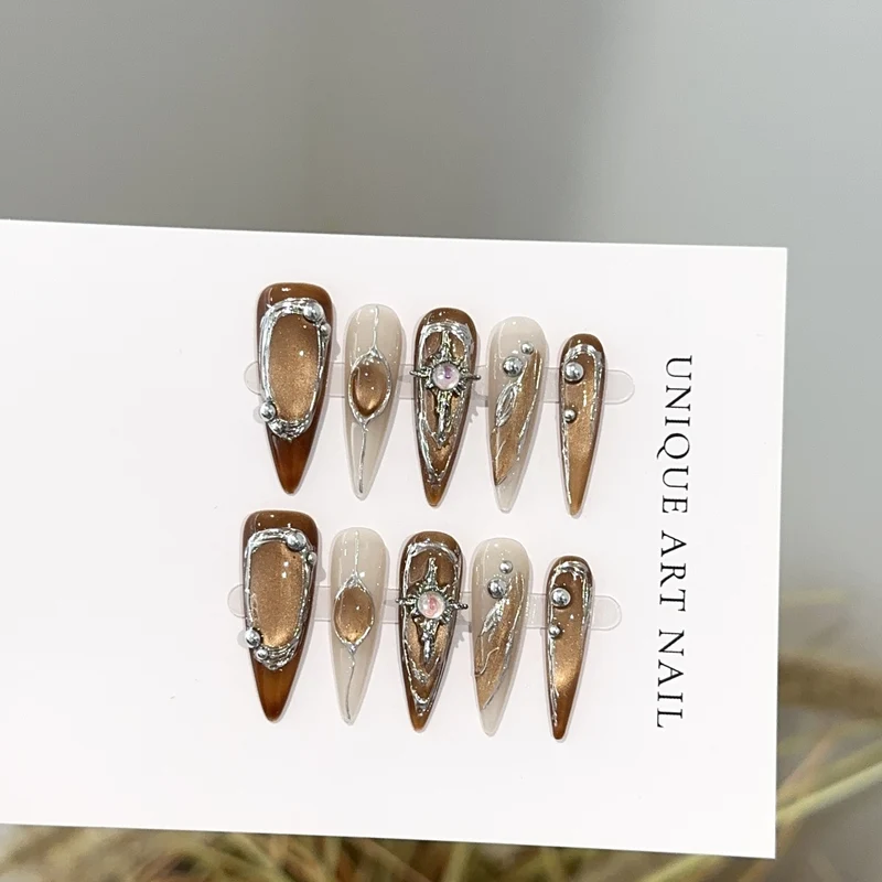 Künstlerisches Press-On-Nageldesign-Set mit einzigartigen Edelstein-Akzenten