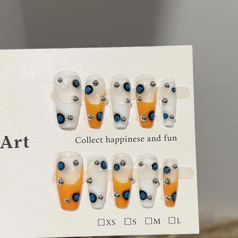 Künstlerisches Press-On Nagelset mit Edelsteinakzenten