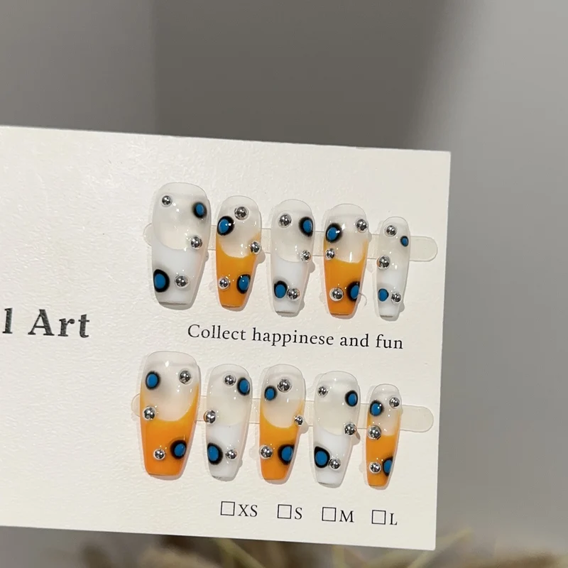 Künstlerisches Press-On Nagelset mit Edelsteinakzenten