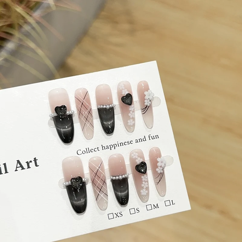 Künstlerisches Druck-Nagelkunst-Set mit floralen und herzförmigen Akzenten