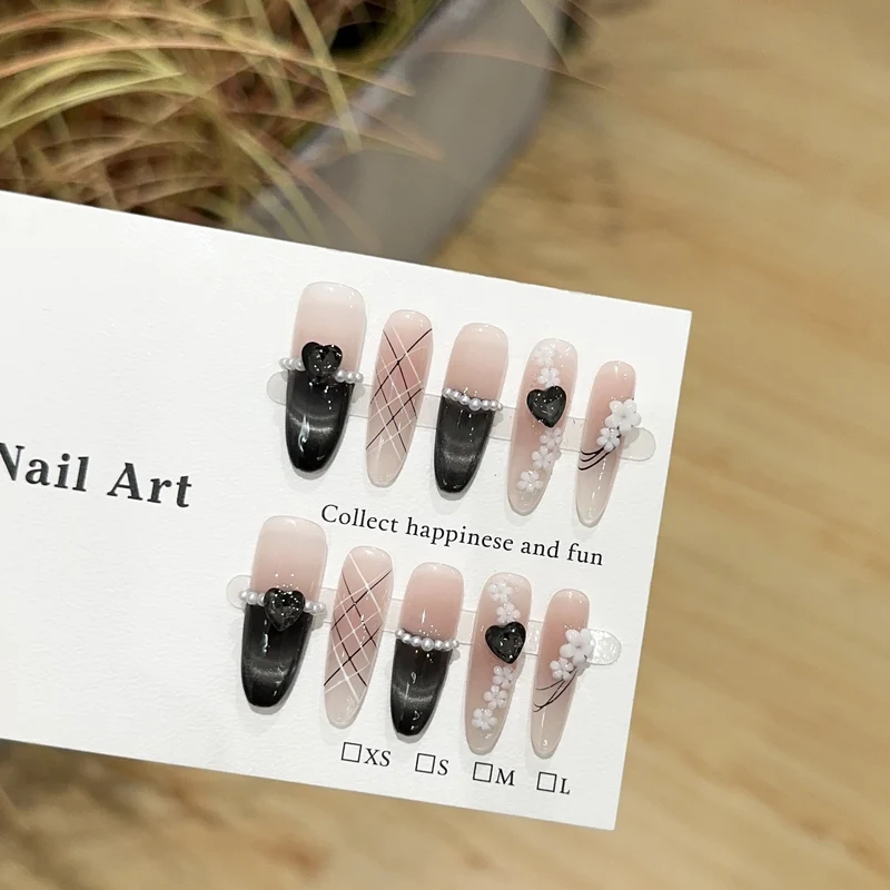 Künstlerisches Druck-Nagelkunst-Set mit floralen und herzförmigen Akzenten