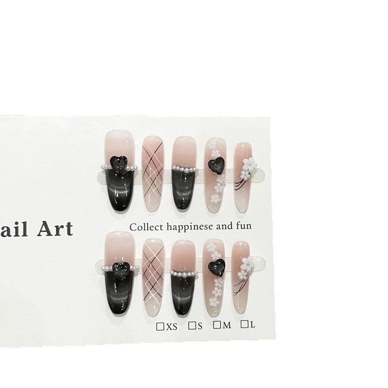 Künstlerisches Druck-Nagelkunst-Set mit floralen und herzförmigen Akzenten
