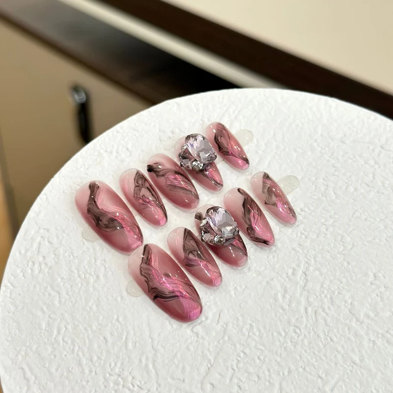 Künstlerisches Marmor-Design Press-On Nagelset mit Edelstein-Akzenten