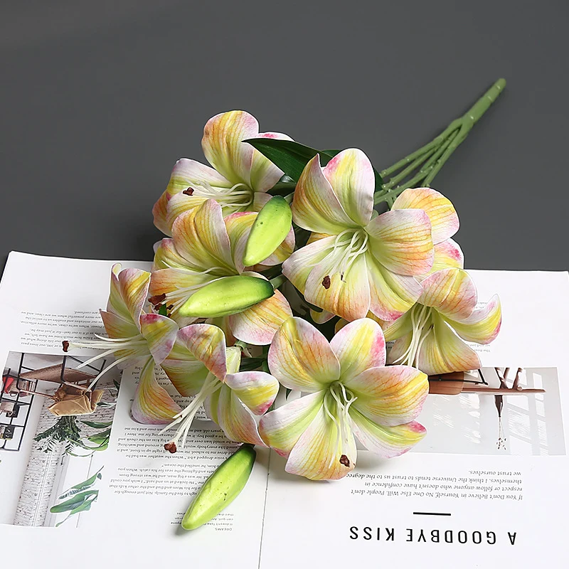 Realistischer lebensnaher Lilienblumenstrauß