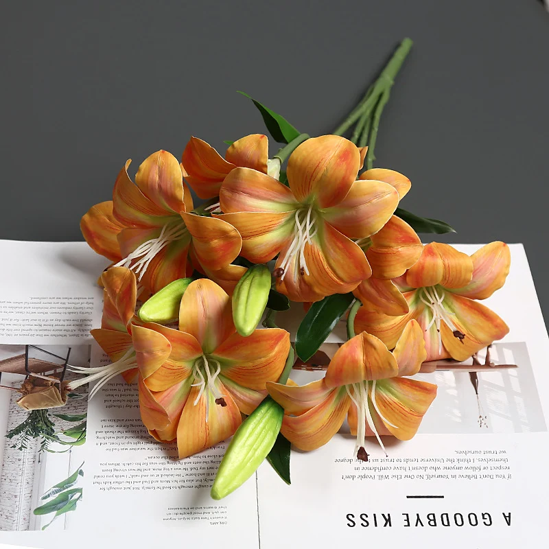 Realistischer lebensnaher Lilienblumenstrauß