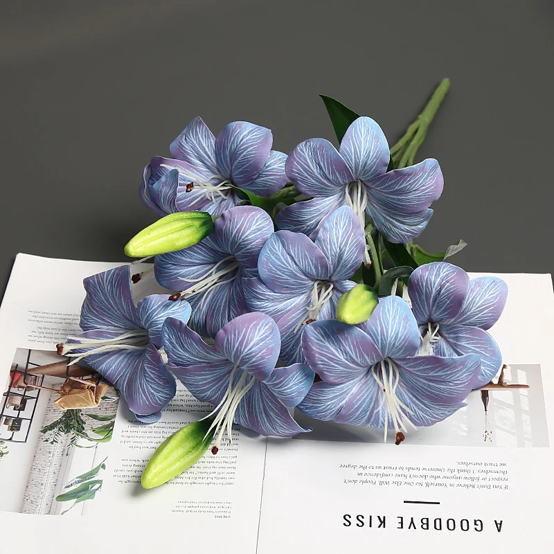 Realistischer lebensnaher Lilienblumenstrauß