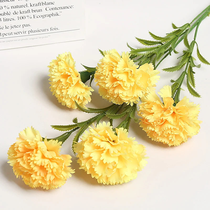 Realistischer Floralnelkenstrauß