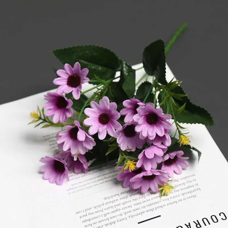 Realistische Blumenanordnung