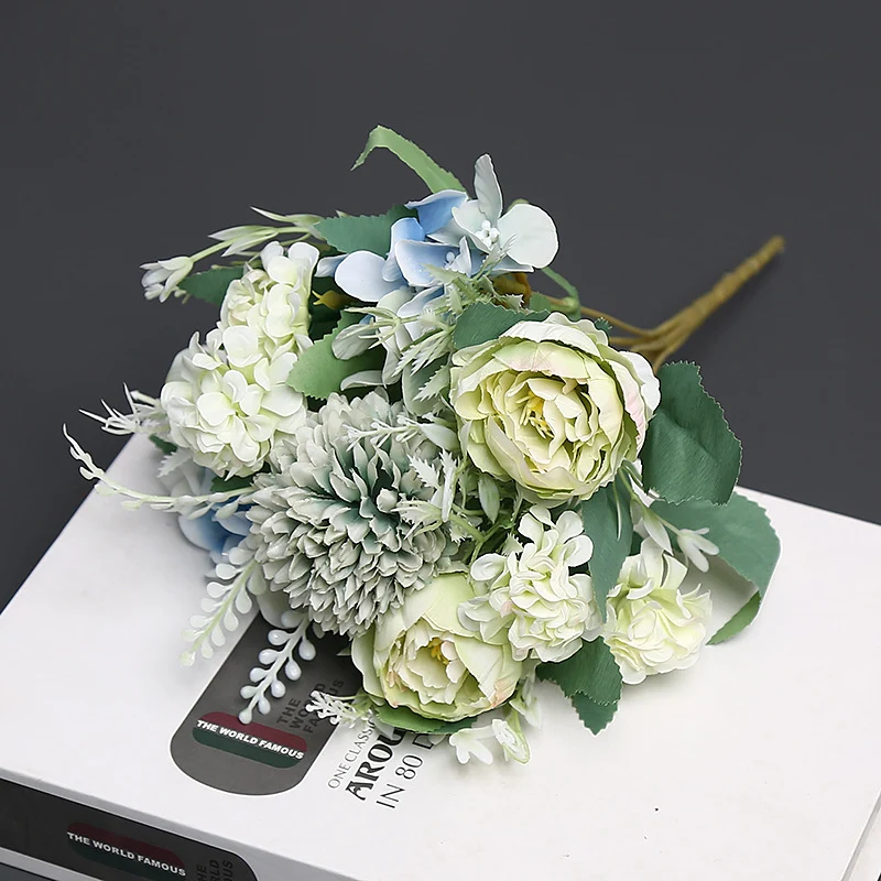 Luxuriöser Faux-Blumenstrauß