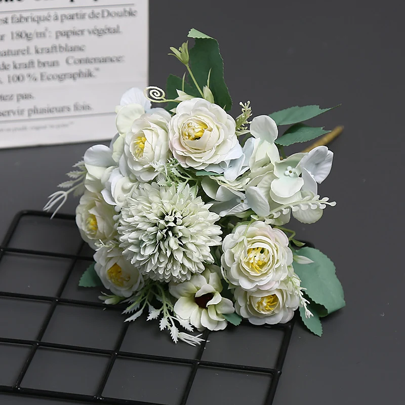 Lebensechtes Blumenstrauß-Arrangement