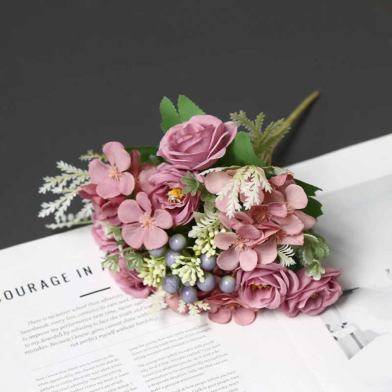 Lebensechte Blumenarrangement