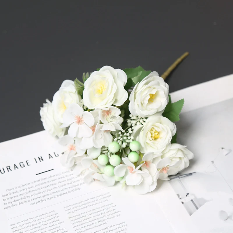 Lebensechte Blumenarrangement