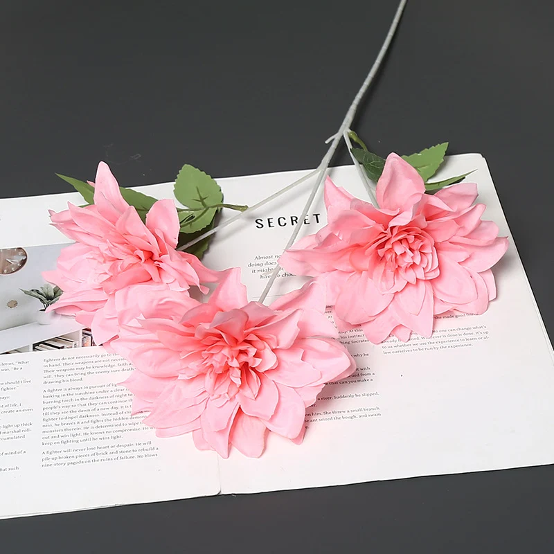 Lebensechte Stoffblumenarrangement