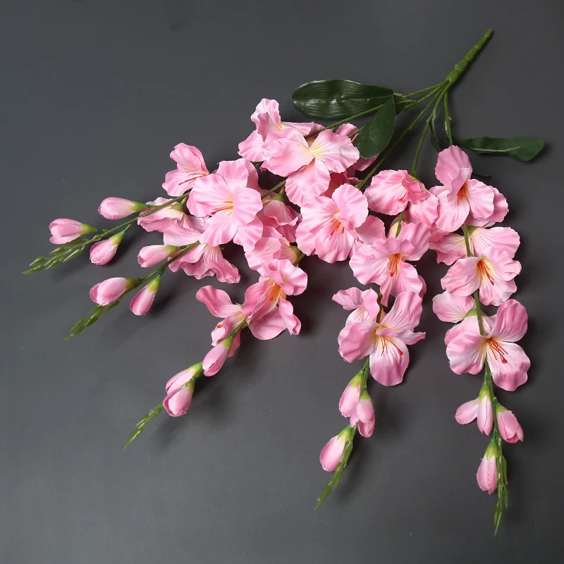 Lebensechte dekorative Blumenstrauß
