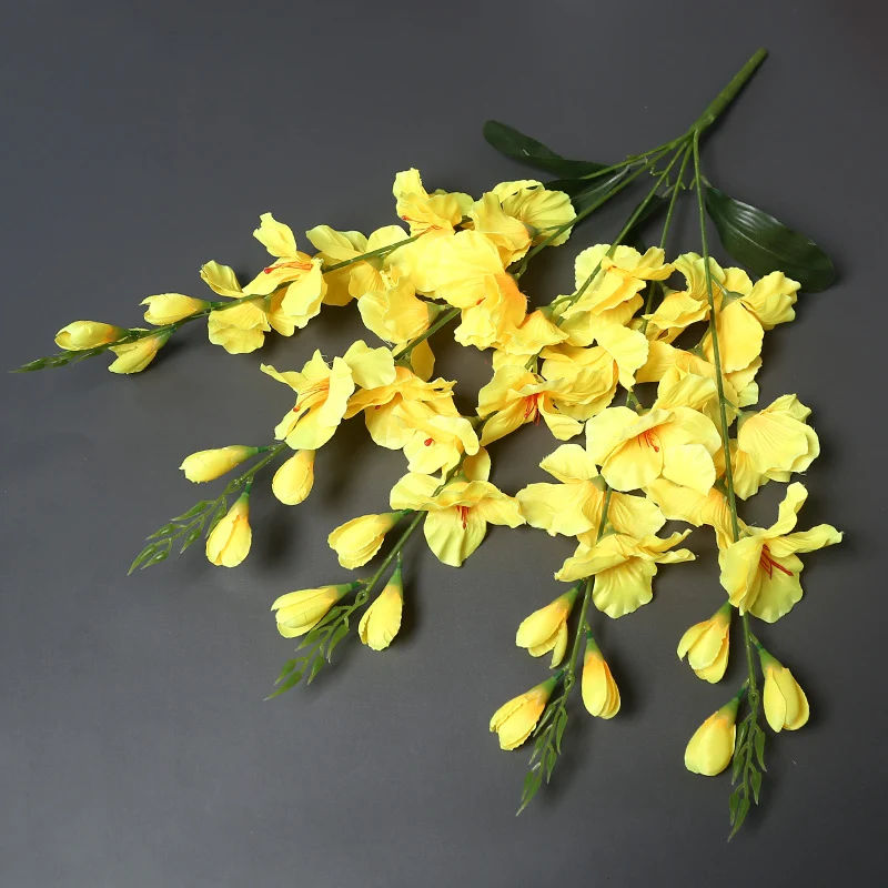 Lebensechte dekorative Blumenstrauß