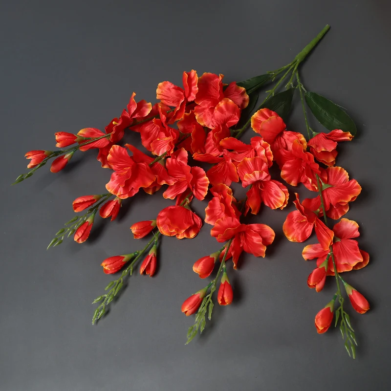 Lebensechte dekorative Blumenstrauß