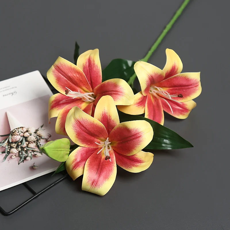 Lebensechter künstlicher Lilienstrauß