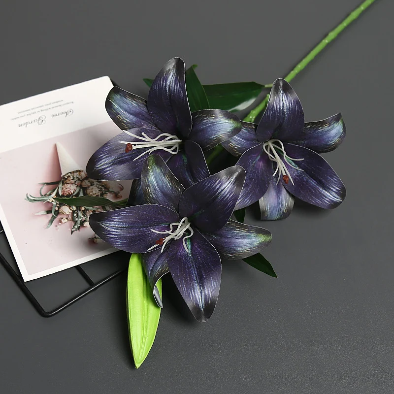 Lebensechter künstlicher Lilienstrauß