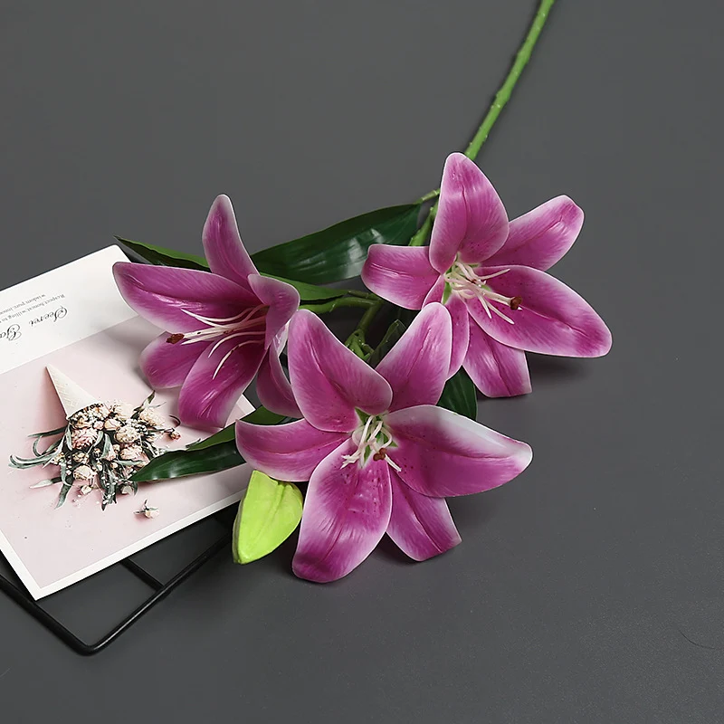Lebensechter künstlicher Lilienstrauß