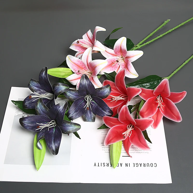Lebensechter künstlicher Lilienstrauß