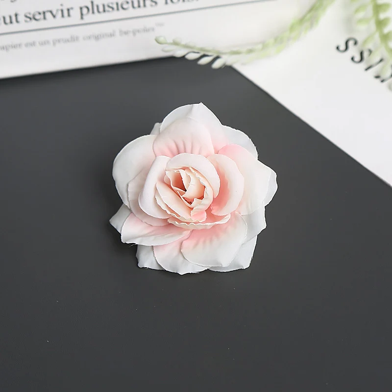 Blumenbrosche für dekorative Zwecke und Anzeige