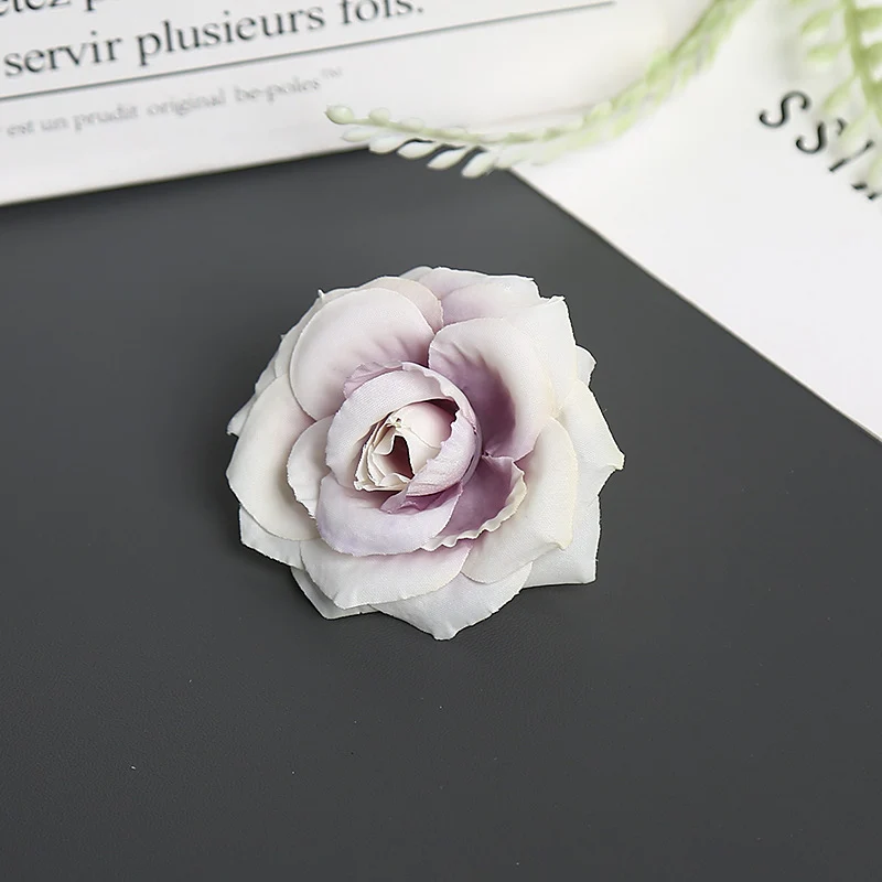 Blumenbrosche für dekorative Zwecke und Anzeige