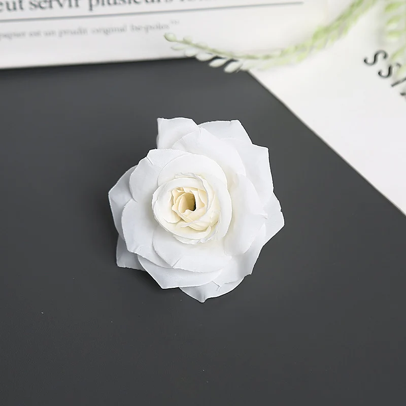 Blumenbrosche für dekorative Zwecke und Anzeige