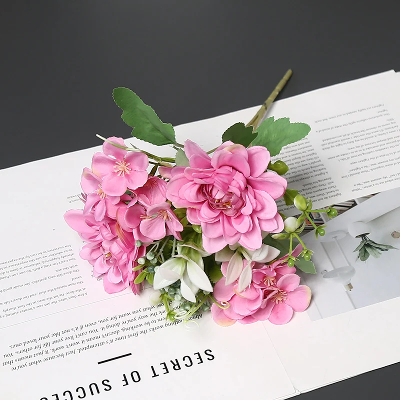 Eleganter synthetischer Blumenstrauß für die Wohnkultur