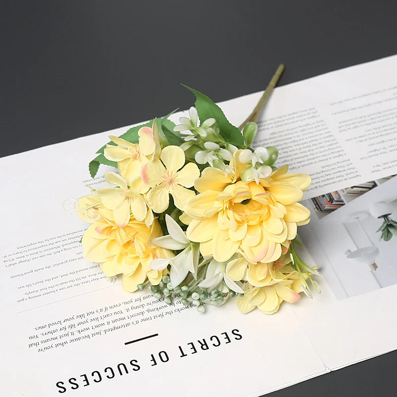 Eleganter synthetischer Blumenstrauß für die Wohnkultur
