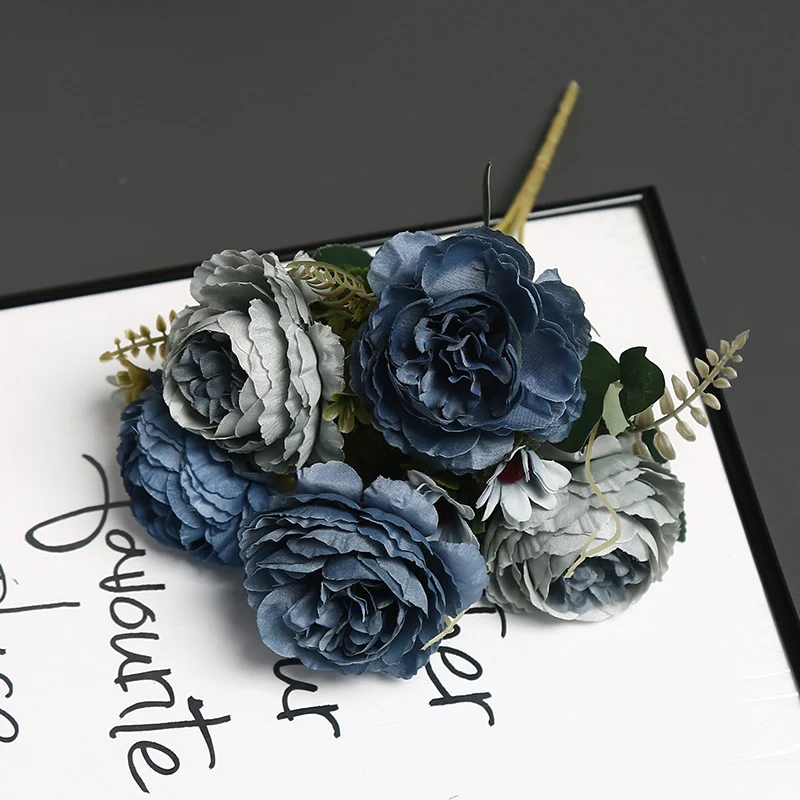 Elegante falsche Blumendekoration