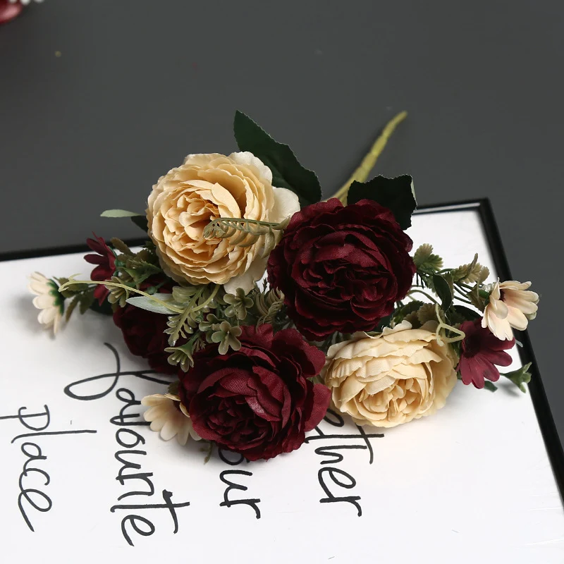 Elegante falsche Blumendekoration