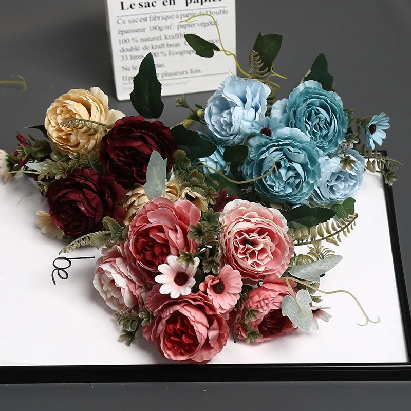 Elegante falsche Blumendekoration