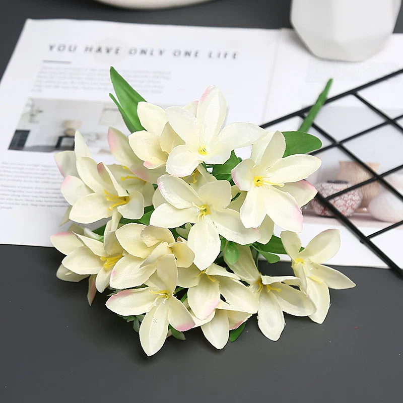 Dekorativer realistischer Blumenstrauß für die Wohnkultur