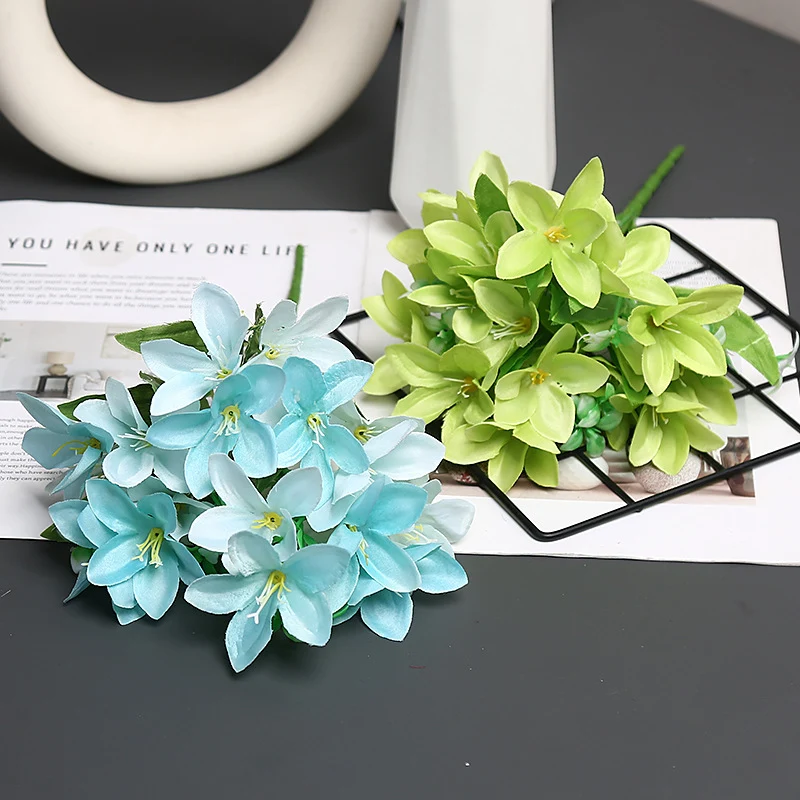 Dekorativer realistischer Blumenstrauß für die Wohnkultur