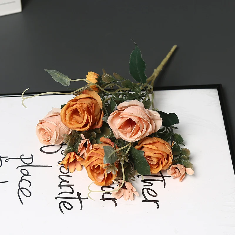 Dekorative Blumenarrangement für Tischdisplay