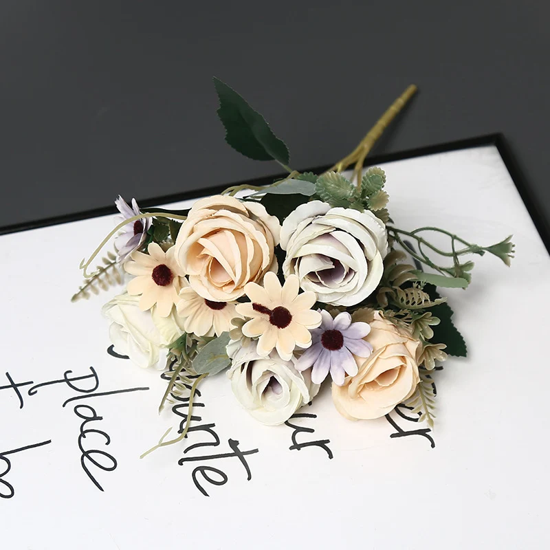Dekorative Blumenarrangement für Tischdisplay