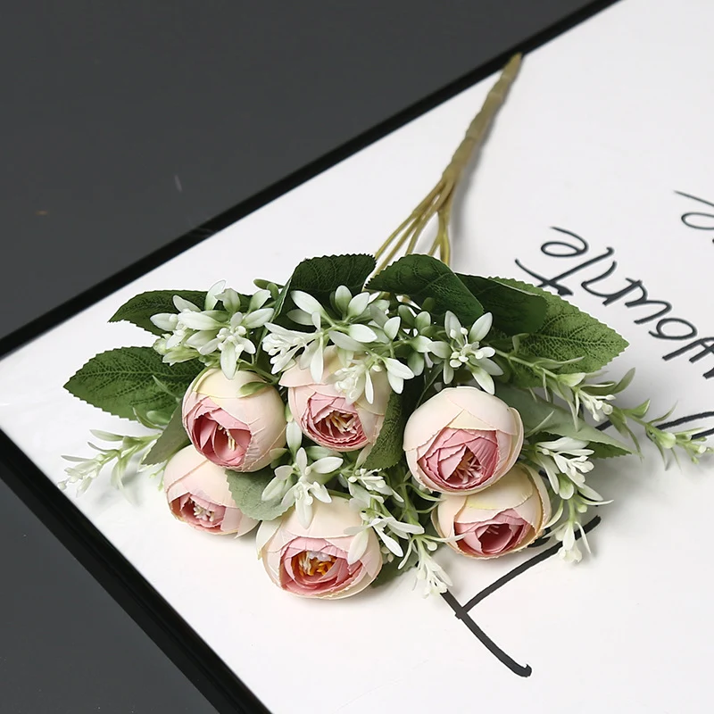 Dekorative Blumenarrangement für die Innendekoration