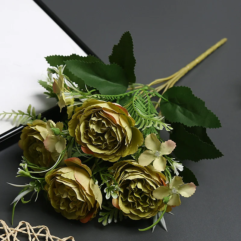 Dekorative Blumenarrangement für den Innenbereich