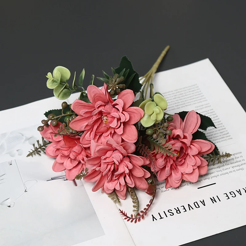 Dekorative Blumenarrangement für die Innendekoration