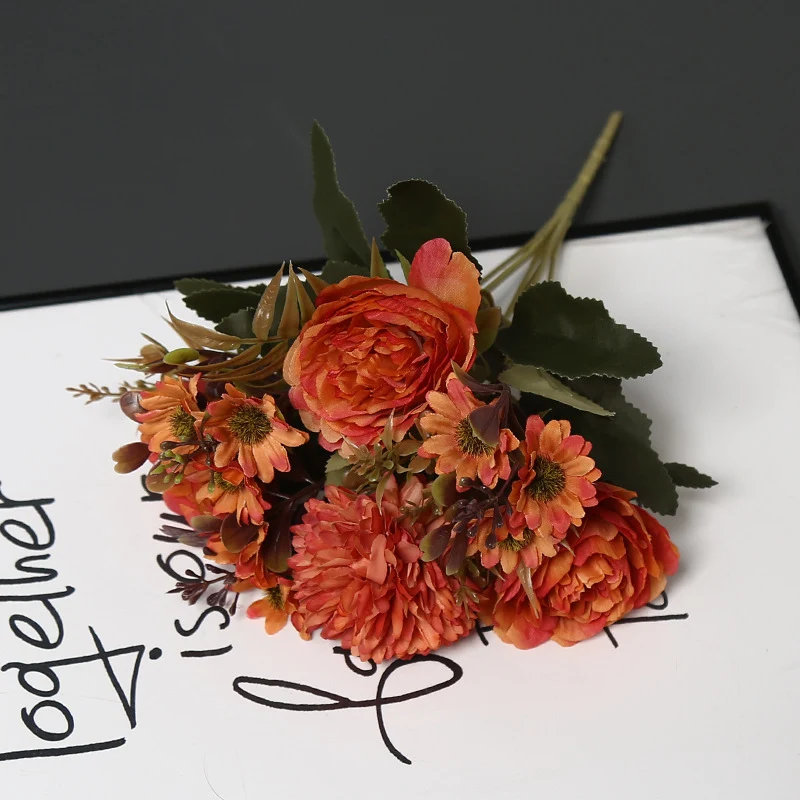 Dekorative Kunstblumenanordnung für die Heimpräsentation