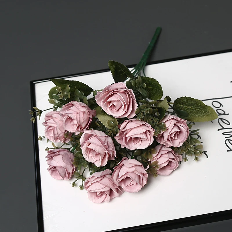 Kunstblumenstrauß für die Innendekoration