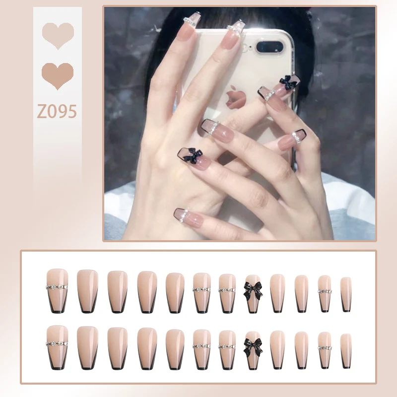 Stylisches Press-On-Nagelset mit dekorativen Akzenten